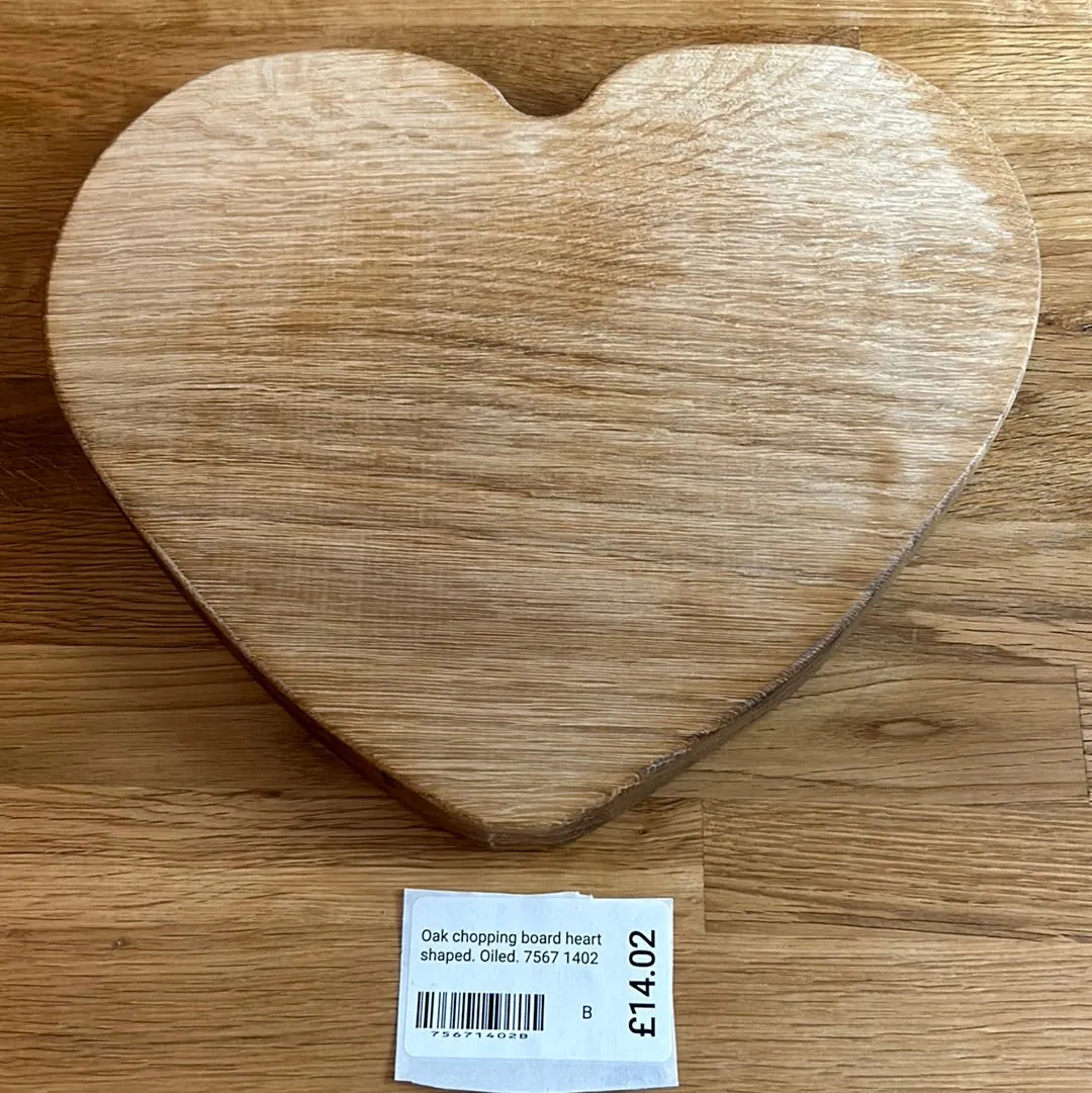 Oak chopping board heart shaped. Oiled. 7567 1402