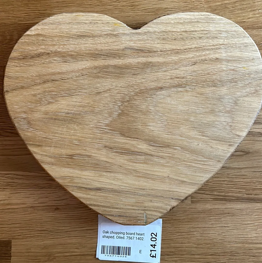 Oak chopping board heart shaped. Oiled. 7567 1402