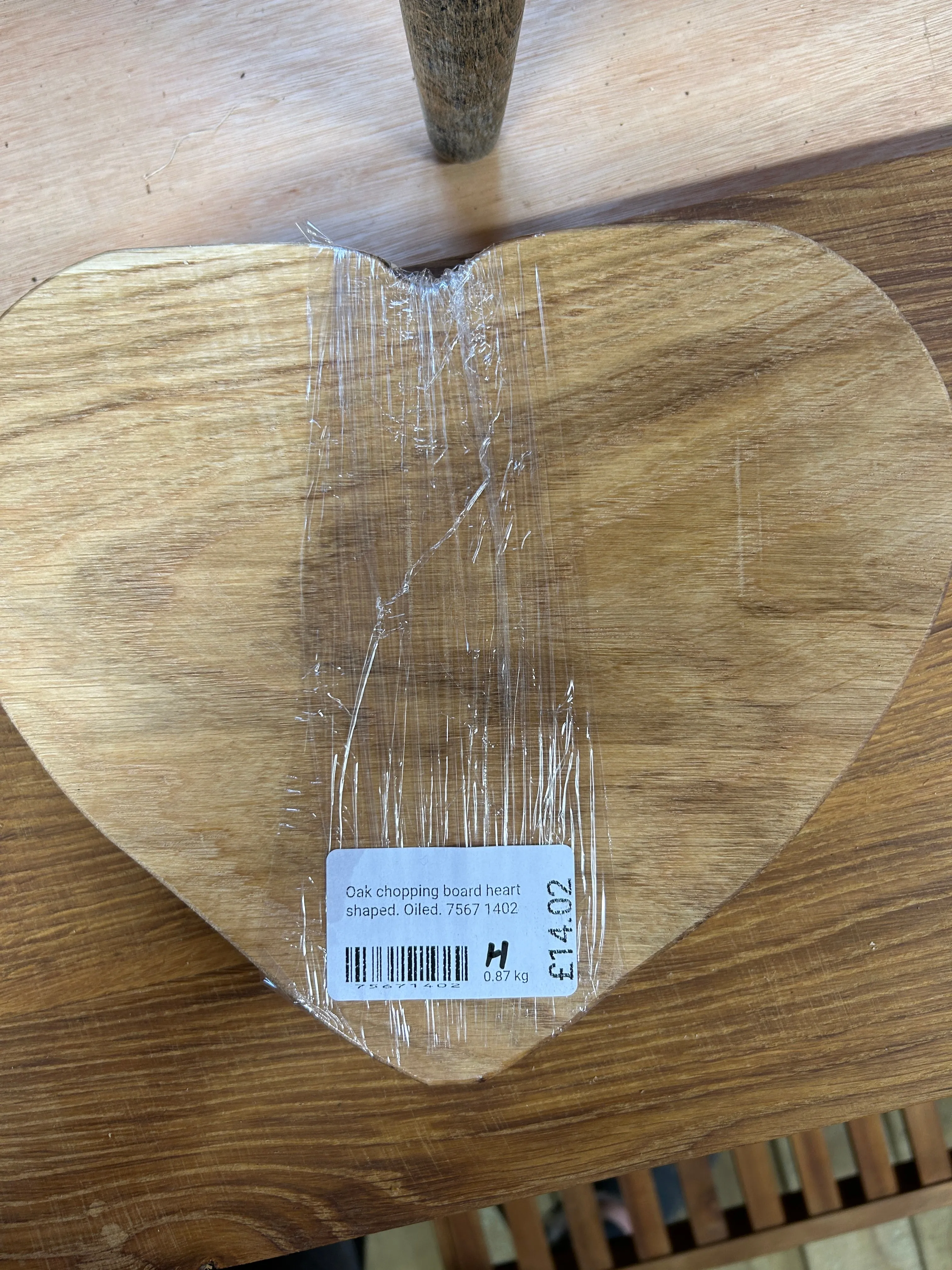 Oak chopping board heart shaped. Oiled. 7567 1402